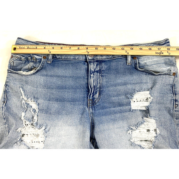 Edgely Jean Shorts Womens 18 Light Wash Denim Distress Destroyed Cut Off Roll Up - Picture 9 of 11